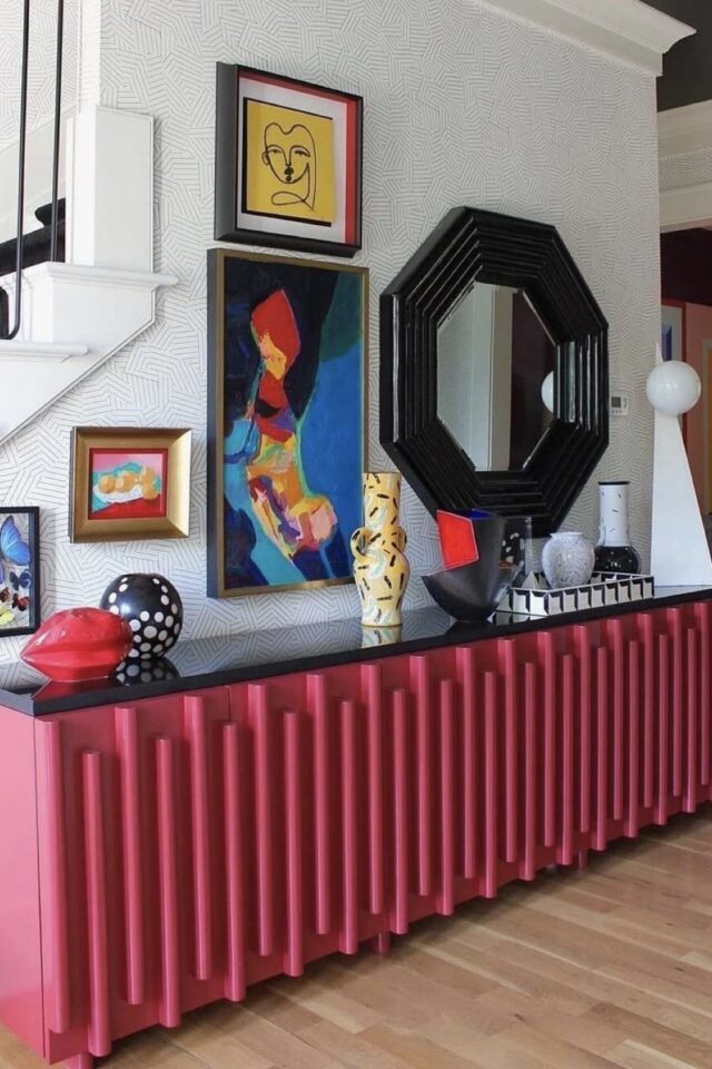 entrée couloir de maison grand meuble design galerie murale et miroir 