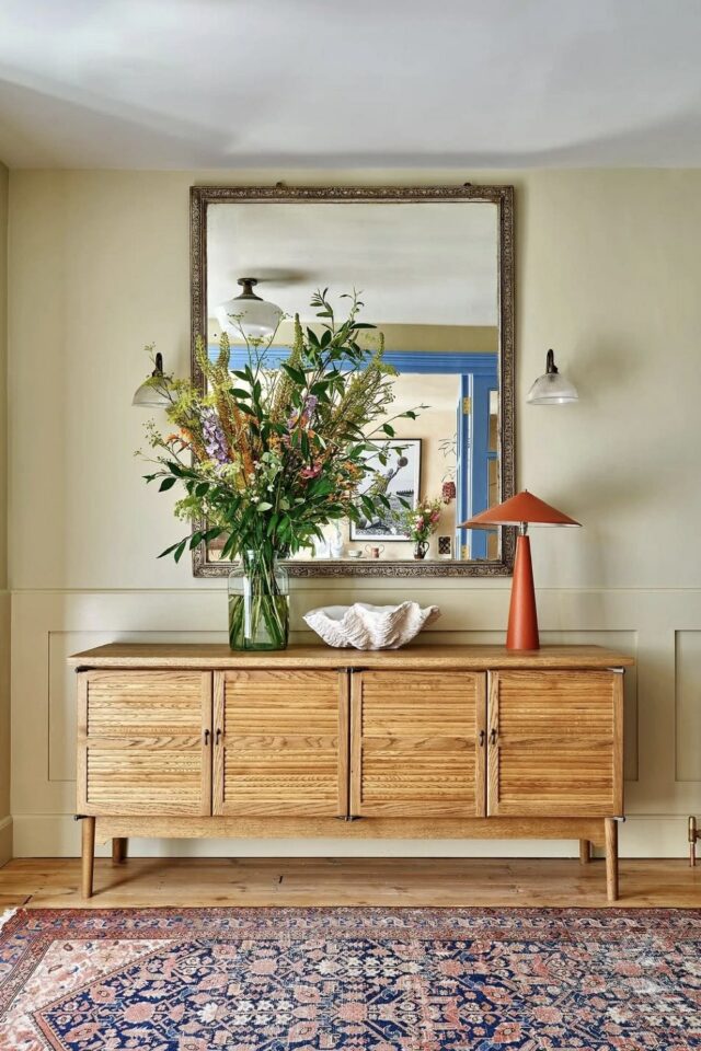 entrée claire mur beige meuble en bois applique murale discrète et lampe à poser orange 