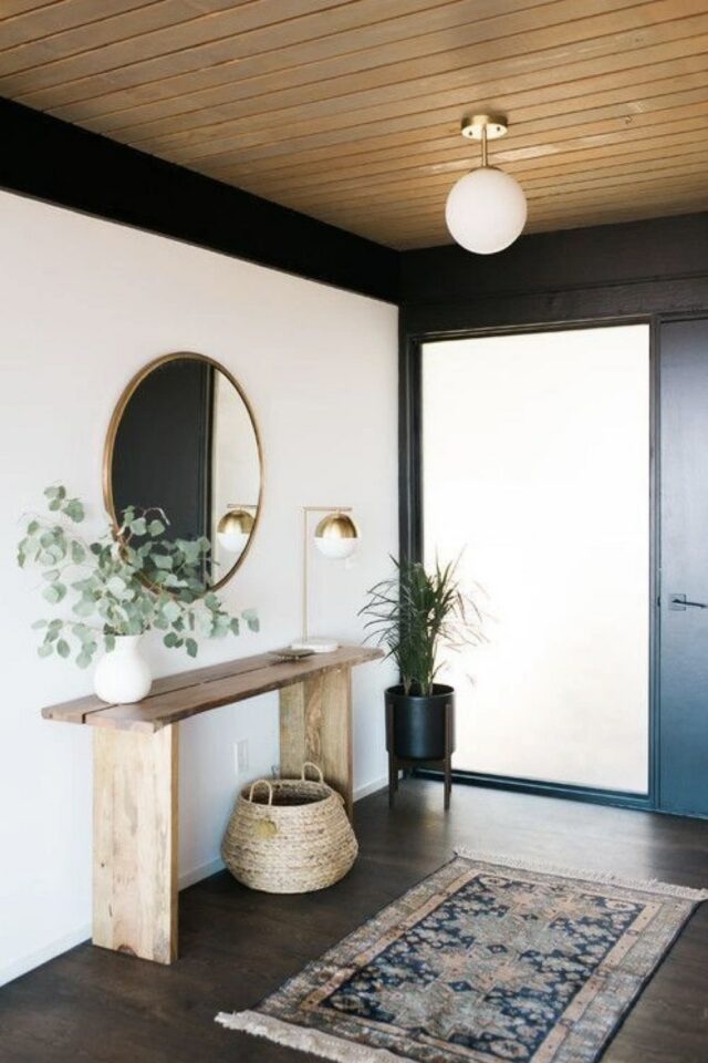 hall d'entrée blanc plafond bois parquet au sol console et miroir lampe à poser petit tapis persan 