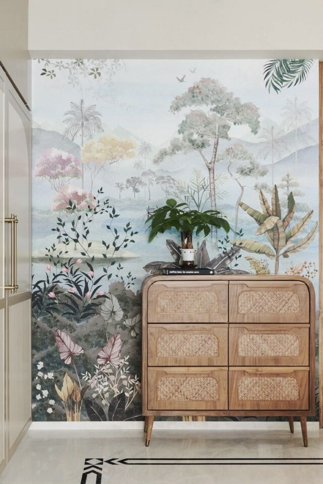 petite entrée avec pan de mur en papier peint coloris pastel meuble en bois commode de rangement clair 