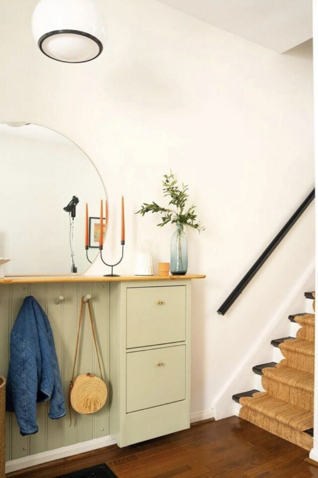 entrée couloir meuble à chaussure peint comme le soubassement miroir patère murale 