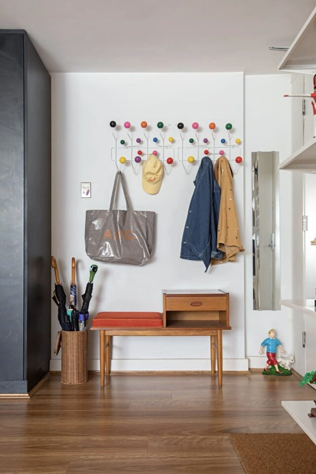 petite entrée claire avec mur blanc banc vintage patère murale design et colorée idée à copier 