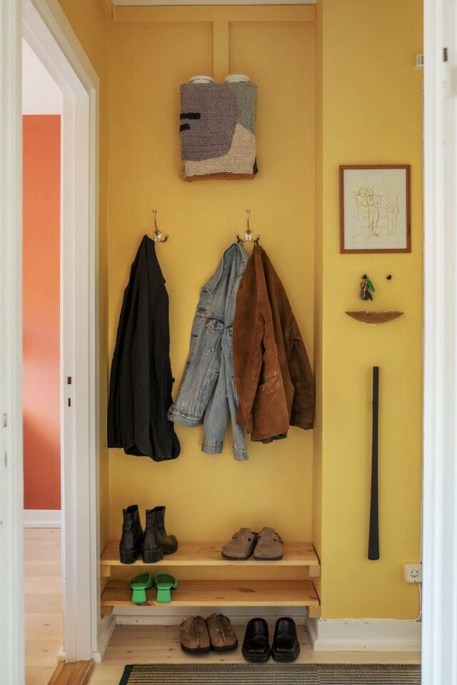 petite entrée maison appartement peinture jaune boiserie blanche espace coloré et lumineux 