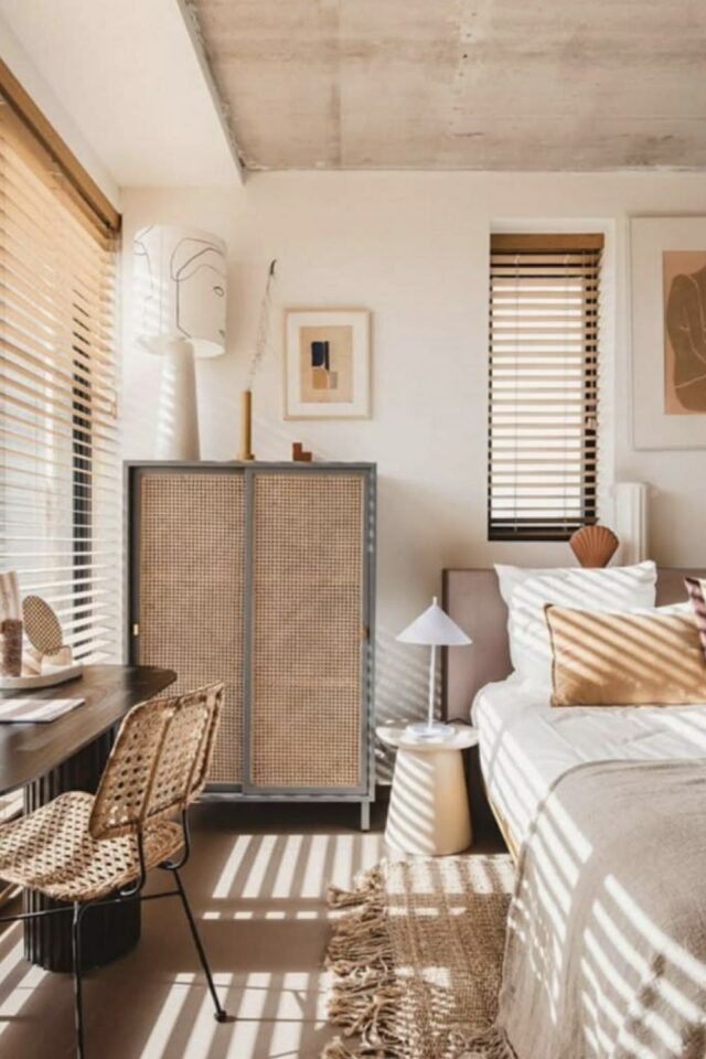 petite chambre parentale chaleureuse armoire cannage tabouret longe de lit couverture beige et coussin petite chambre parentale chaleureuse armoire cannage tabouret longe de lit couverture beige et coussin