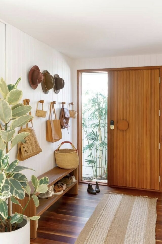 hall d'entrée maison banc à chaussure en bois tapis patères murale et plante verte hall d'entrée maison banc à chaussure en bois tapis patères murale et plante verte