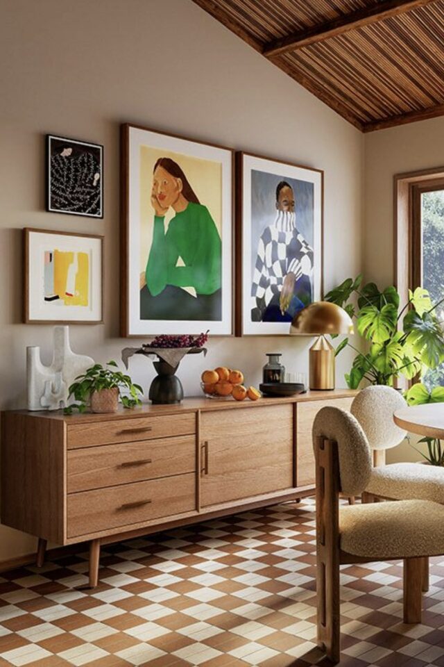 salle à manger moderne avec plafond cathédrale en lambris bois enfilade vintage lampe champignon tapis damier salle à manger moderne avec plafond cathédrale en lambris bois enfilade vintage lampe champignon tapis damier