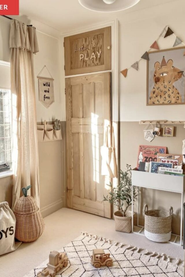 petite chambre d'enfant neutre et chaleureuse avec soubassement beige affiche et guirlande de fanions porte en bois petite chambre d'enfant neutre et chaleureuse avec soubassement beige affiche et guirlande de fanions porte en bois