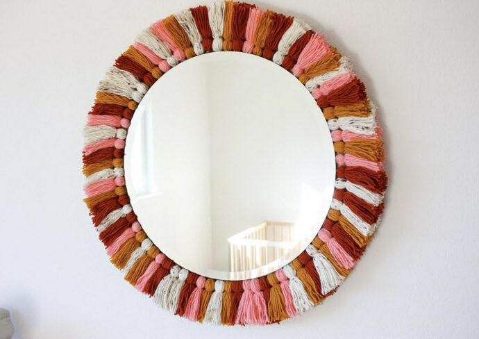 relooker miroir idée avec petits pompons colorés