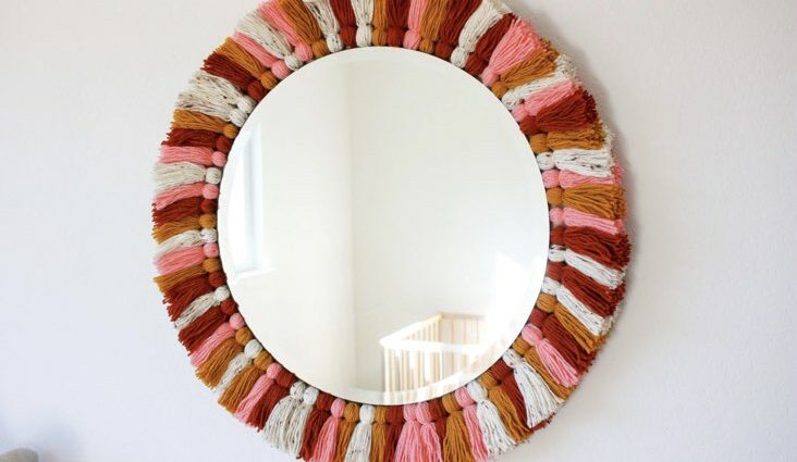 relooker miroir idée avec petits pompons colorés