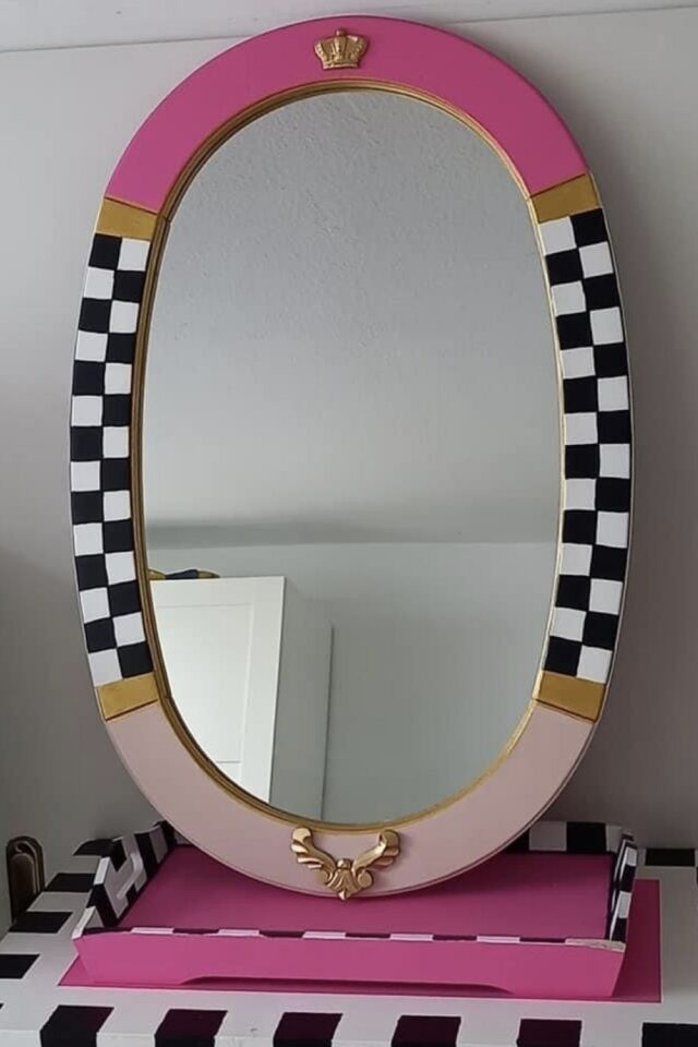 relooking miroir ovale peinture originale deux nuances de rose et damier noir et blanc touche de doré 
