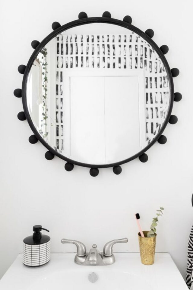 miroir rond relooké en noir avec des billes collées dessus décoration de salle de bain 
