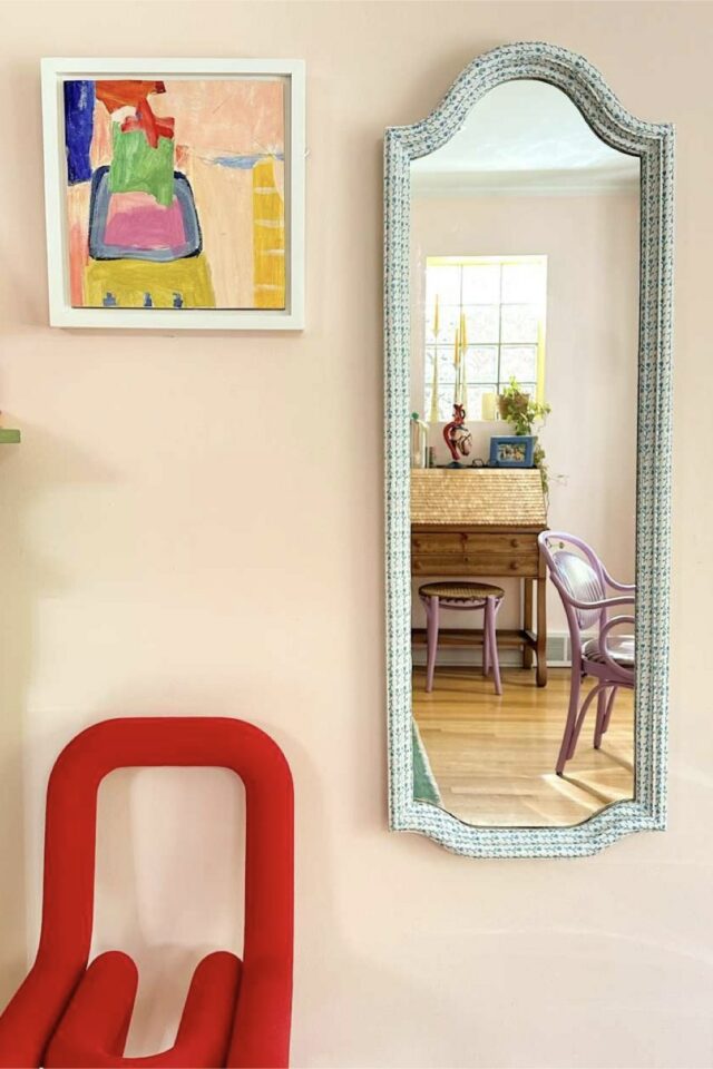 miroir ancien relooké avec du décopatch encadrement personnalisé avec des motifs bleu et blanc 