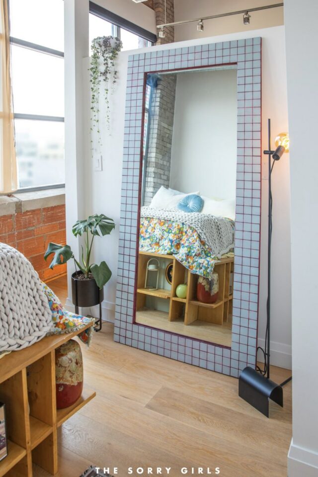 miroir original encadrement relooké avec du carrelage mosaïque idée déco à faire soi-même original 