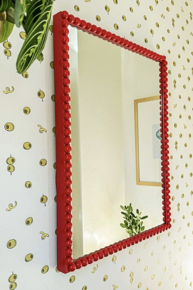 miroir rectangulaire relooké avec des billes perles peintes idée moderne et originale 