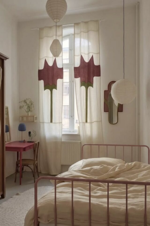rideau chambre d'enfant à coudre soi-même patchwork floral effet art déco grand motif fleur sur fond blanc 