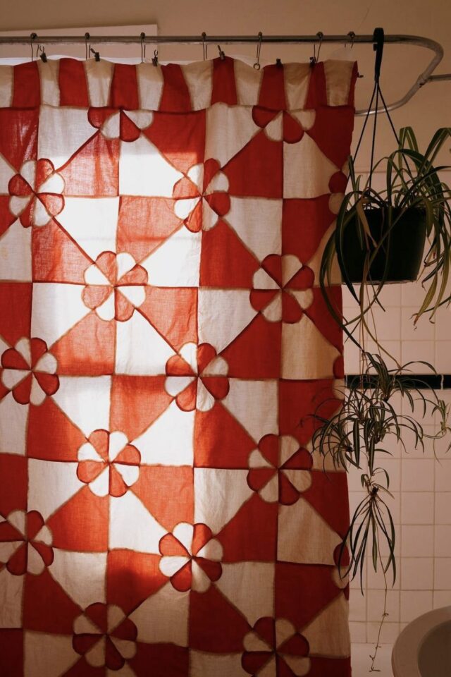 rideau de douche en patchwork rouge et blanc motif géométrique et floral idée à copier 