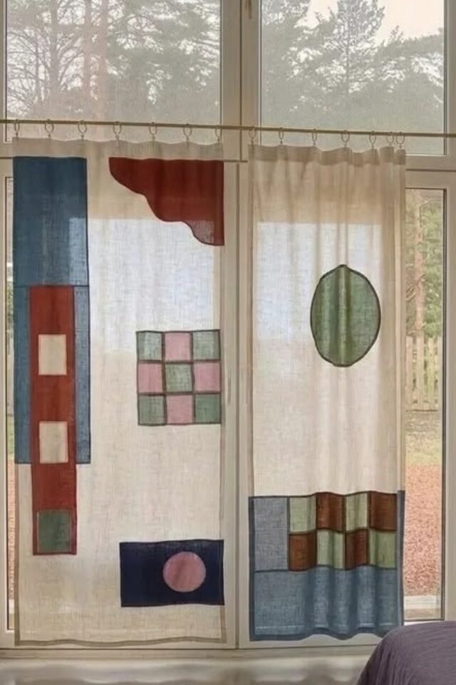 brise-bise de cuisine à faire soi-même en patchwork coloré et géométrique sur fond blanc décoration fait main 