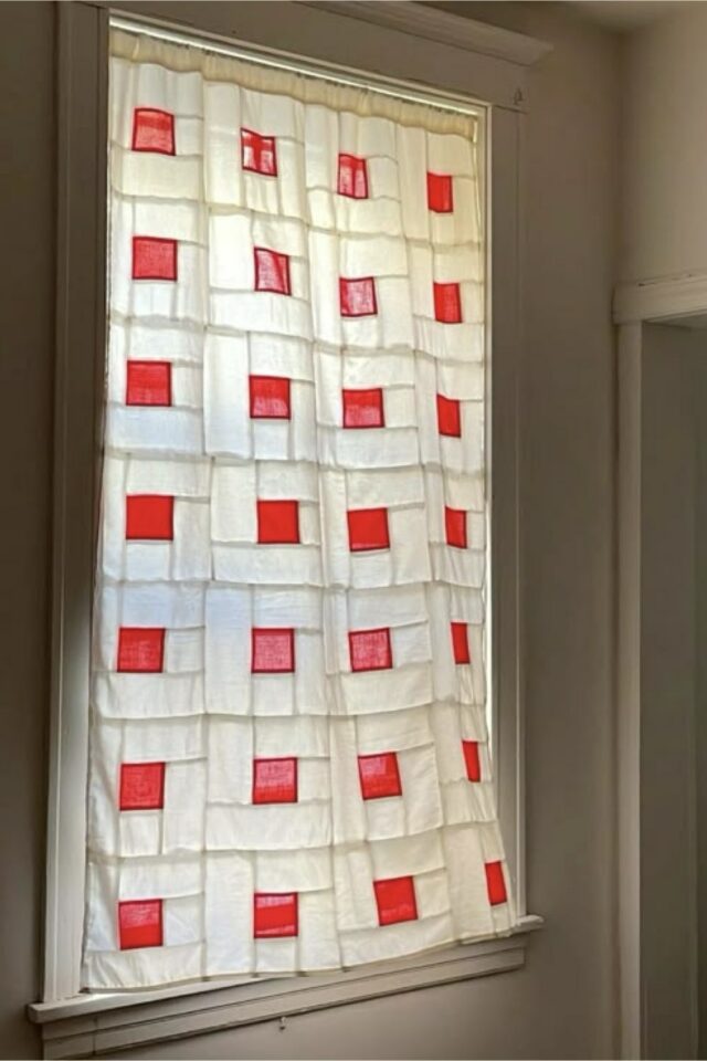 rideau en patchwork simple rectangle et carré blanc et rouge projet DIY pour débutant 
