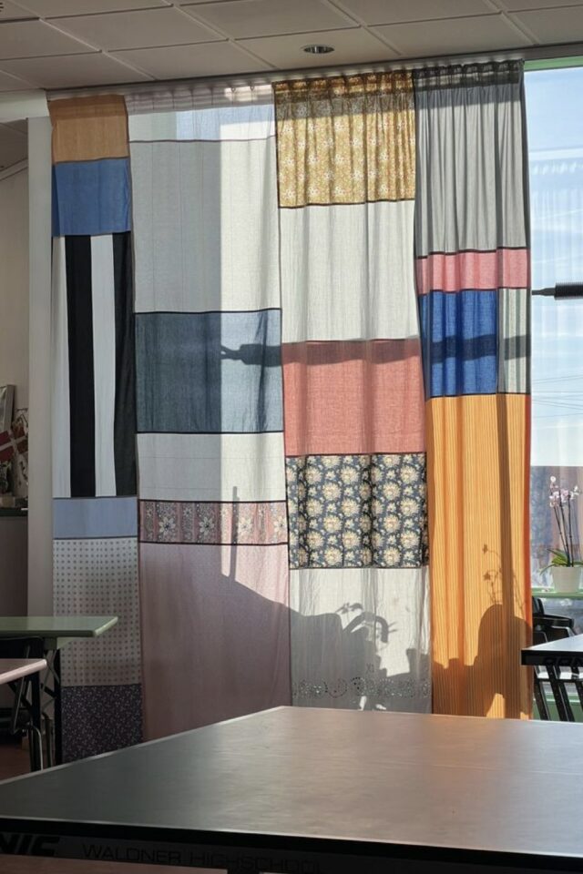 idée déco avec des chutes de tissus rideau en patchwork coloré facile à réaliser baie vitrée 