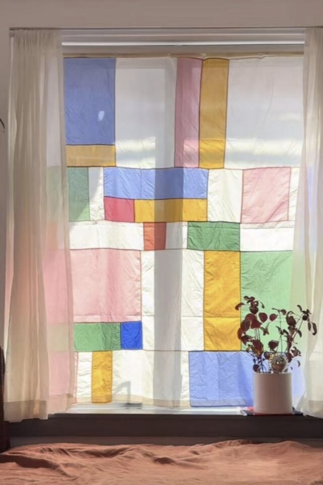 rideau patchwork en tissus coloré esprit Pojagi pastel jaune vert rose bleu blanc à faire soi-même  