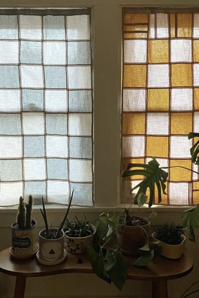 DIY déco couture débutant rideaux en patchwork effet damier bleu et blanc ocre et blanc carreaux tissus fin cousus ensemble 