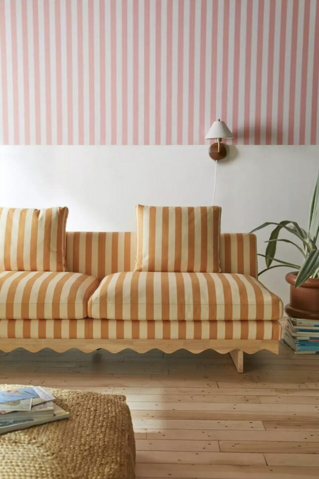 tendance 2026 2027 salon rayures mur papier peint rose et blanc et canapé jaune et beige tendance 2026 2027 salon rayures mur papier peint rose et blanc et canapé jaune et beige