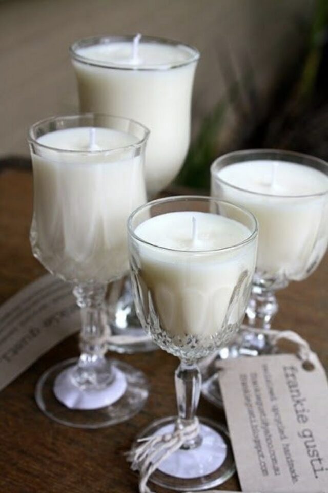 utiliser des verres à pieds anciens pour créer des bougies et décorer la table de Noël 