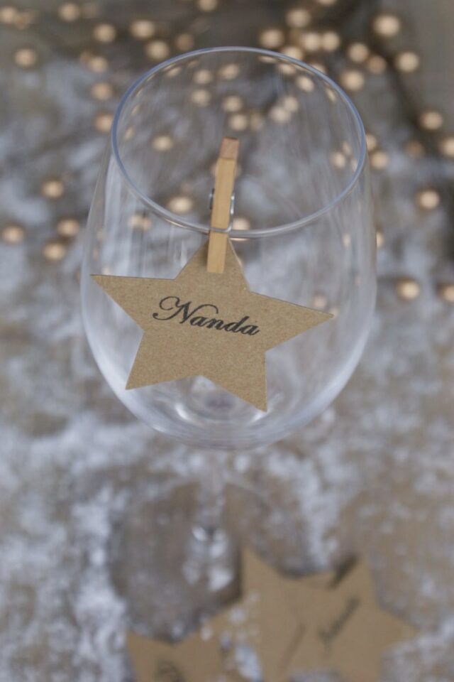 petite étoile en papier kraft prénom imprimé épingle à linge miniature en bois pour l'accrocher au bord du verre à pied 