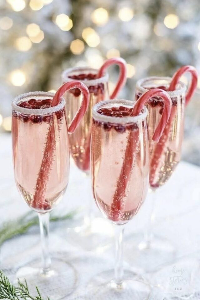 cocktail de noël flutte à champagne décorée avec du sucre et un sucre d'orge 