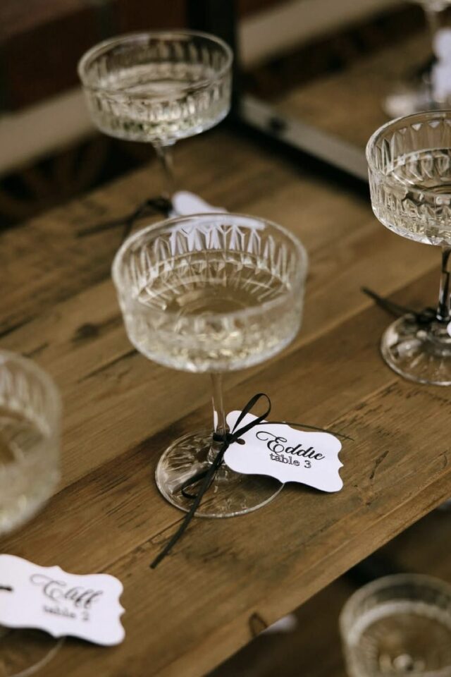 petite étiquette élégante accrochée au pied du verre avec un ruban pour la table de Noël 