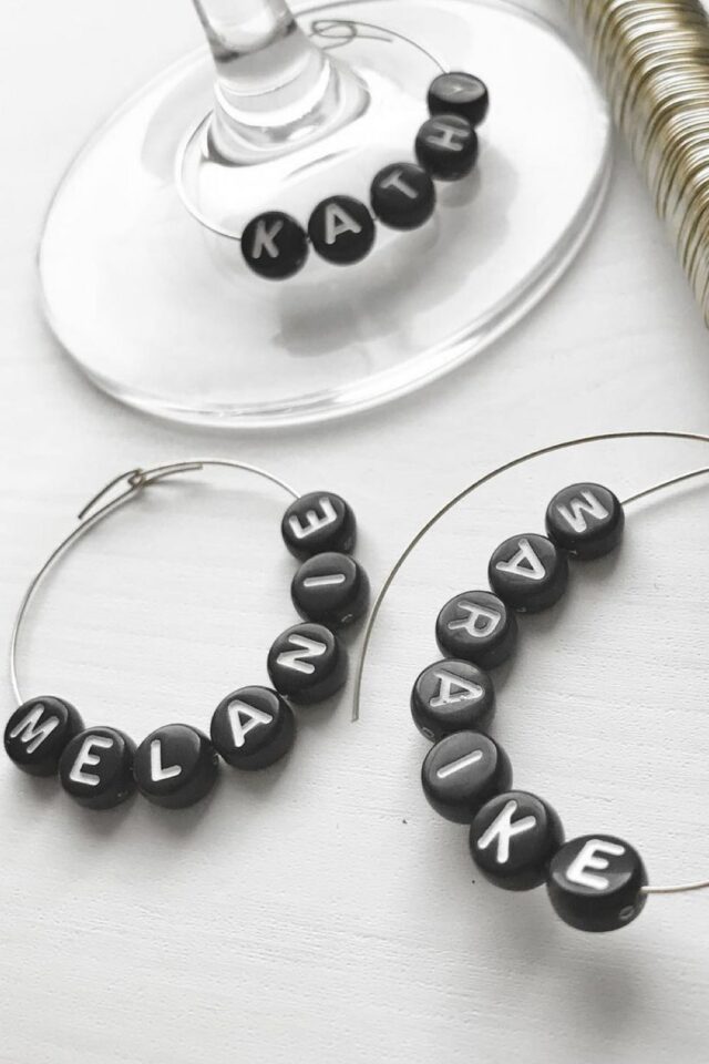 marque place facile à faire avec des perles lettres et fil de fer à accrocher au verre à pied 