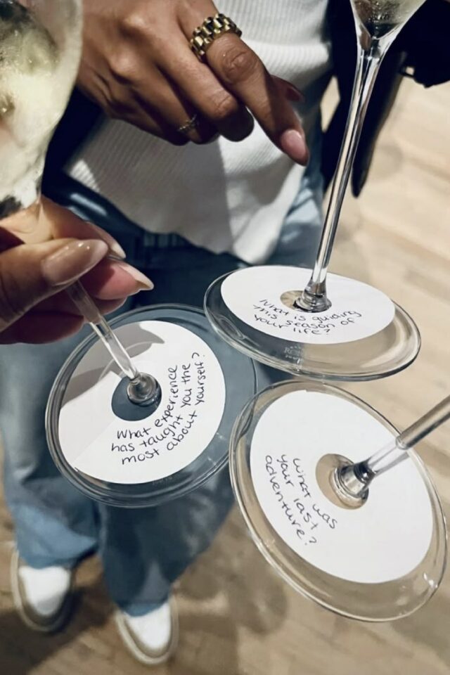 message marque place facile à faire avec du papier et verre à pied pour Noël Nouvel An 